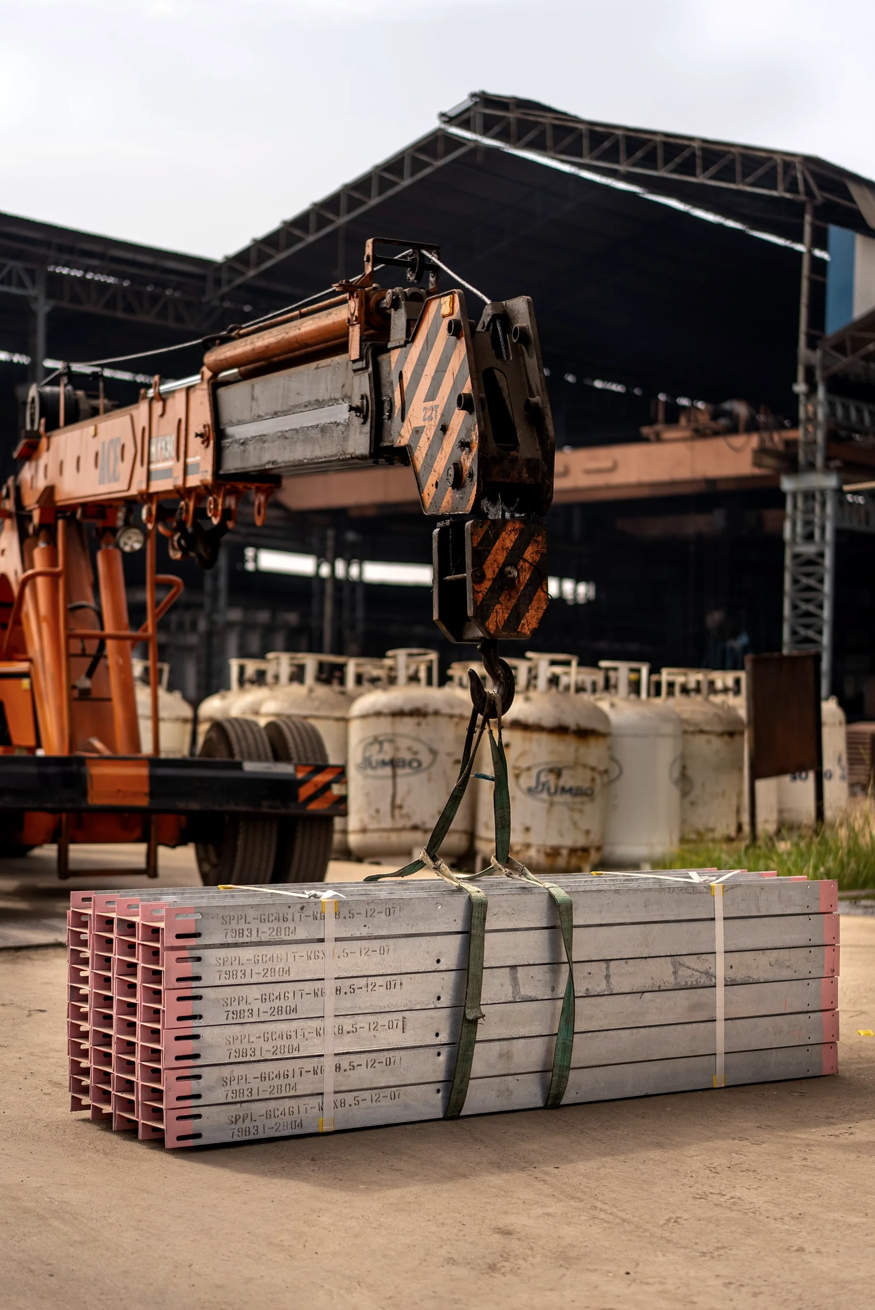 Movimentazione industriale di elementi metallici, immagine illustrativa
