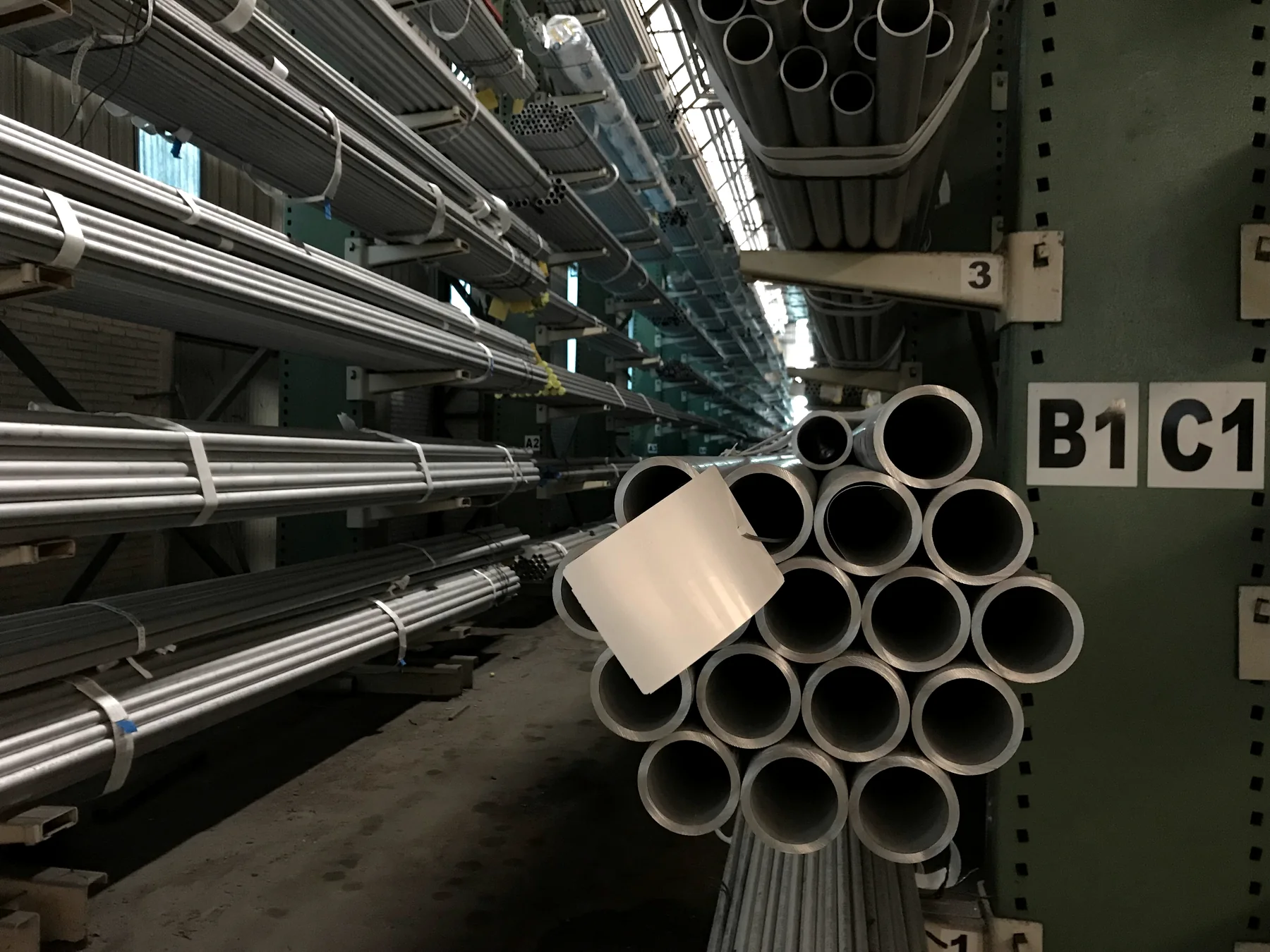 Profili e tubolari metallici in magazzino, immagine illustrativa